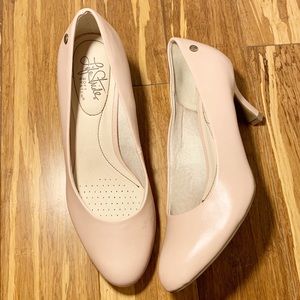 Comfortable nude/rose colored heels